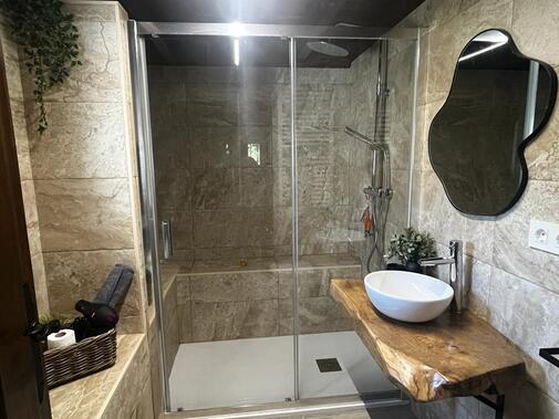 Baño completo de casa rural en Asturias con detalles de piezas de Quirós