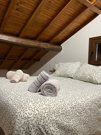 Habitación con cama doble en alojamiento rural en Asturias. Comodidad y confort